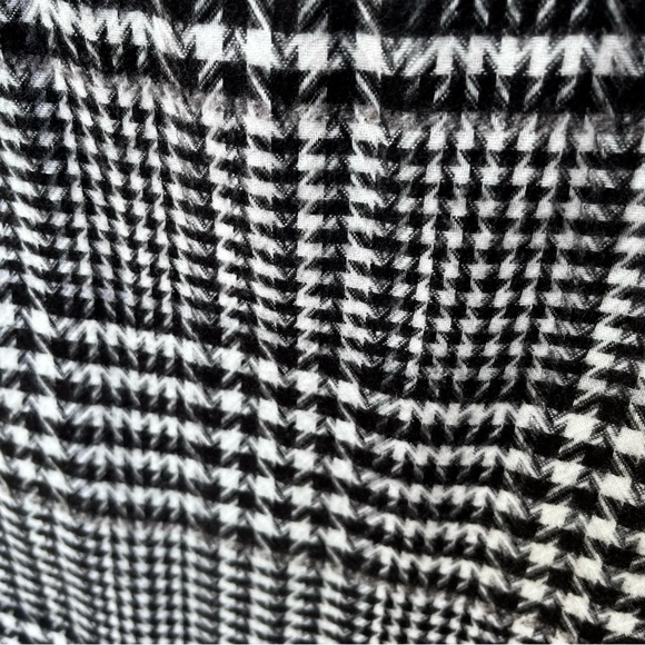 V FRAAS Cashmink Black & White Houndstooth Fringed Scarf - Picture 3 of 12